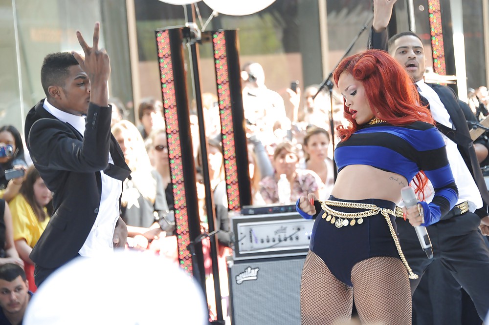 Rihanna Performs on Today Show in New York #4962350