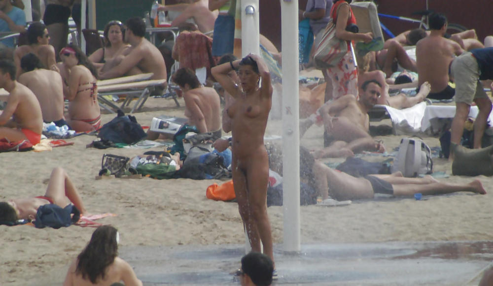 Divertimento sulla spiaggia nudista
 #1746944