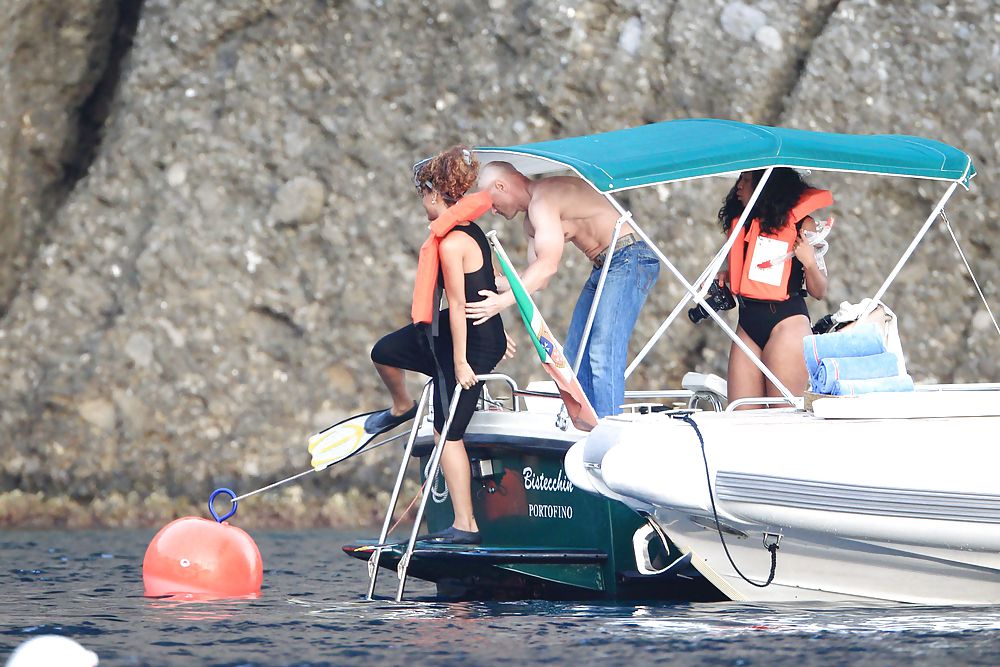 Rihanna Schwimmen Wpokies In San Fruttuoso Bucht Italien #5990916