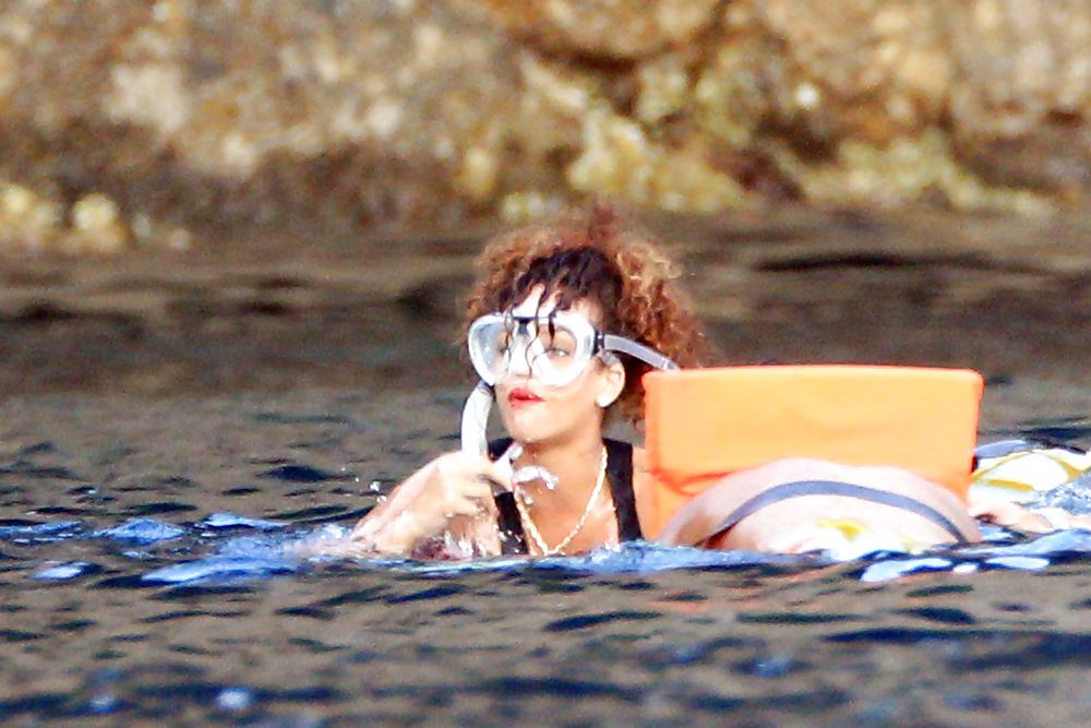 Rihanna Schwimmen Wpokies In San Fruttuoso Bucht Italien #5990939