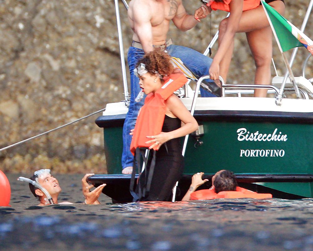 リアーナがイタリアのサンフルトゥオーソ湾で泳いでいるときの写真
 #5990945