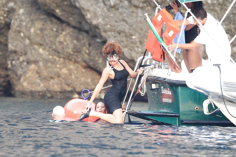 リアーナがイタリアのサンフルトゥオーソ湾で泳いでいるときの写真
 #5990950