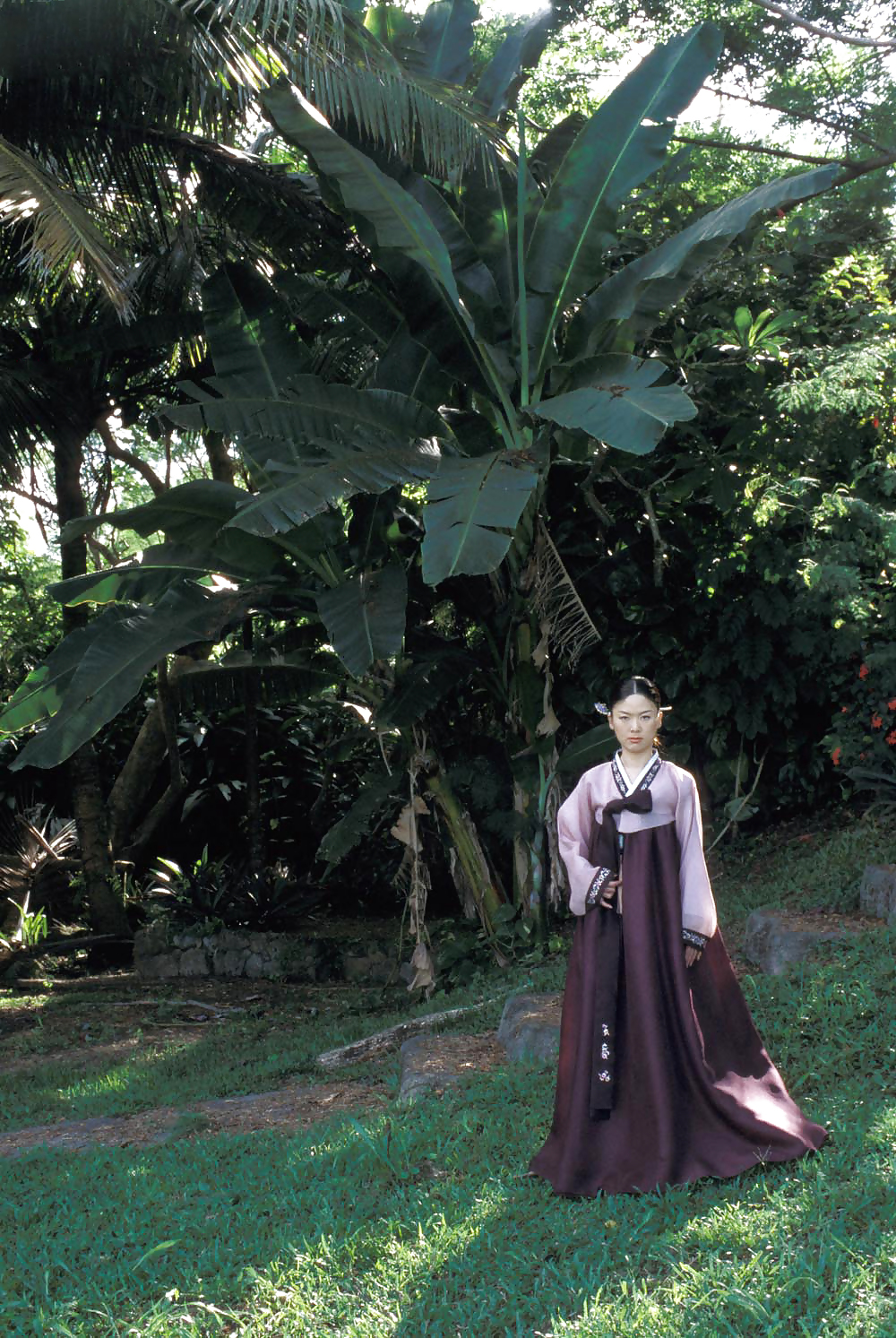 Ragazza coreana hanbok nuda nel parco
 #10405181