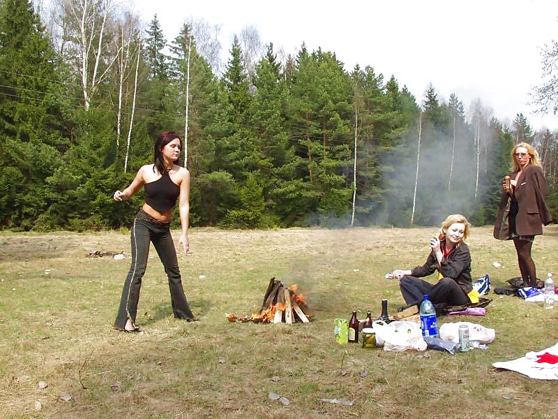Three barefoot flashing sluts on picnic #7026544