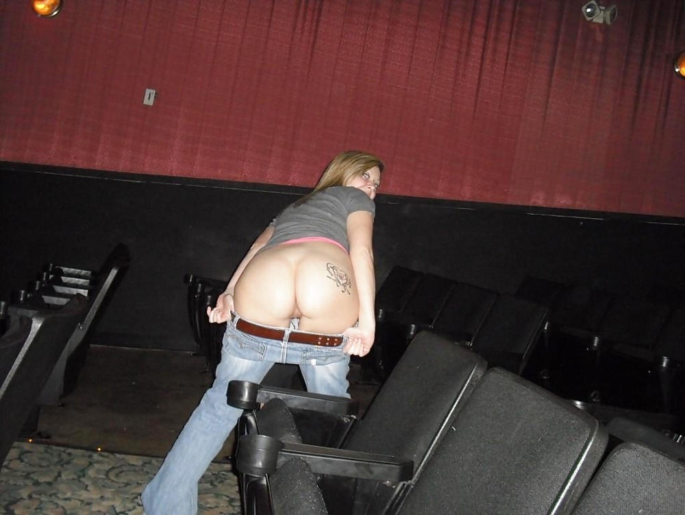 スノーマン-映画館でのブロンド娘の裸
 #11635650