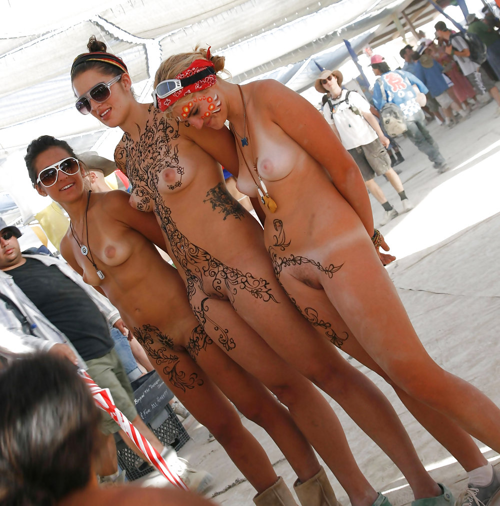 ¡Thesandfly groupies desnudos en público!
 #14474913