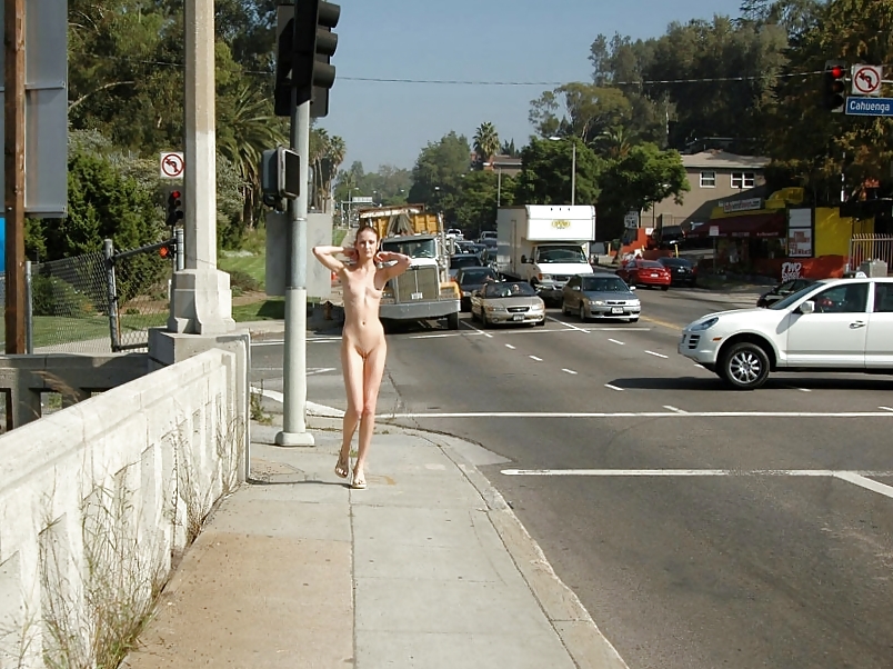 屋外で裸になるのが好きな女の子
 #1873292