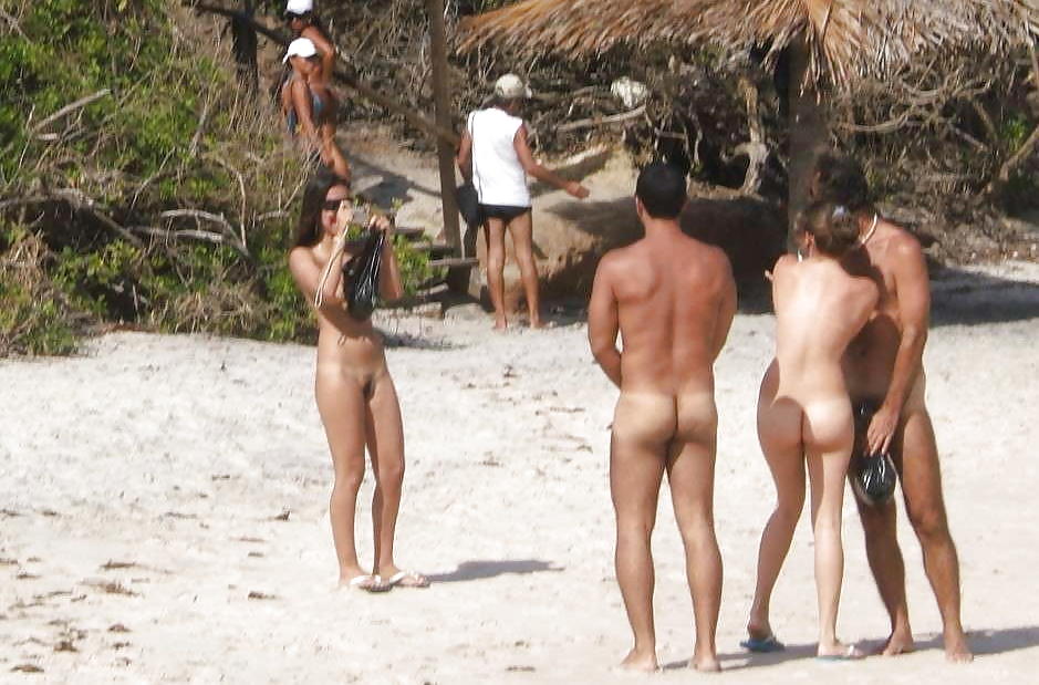 Diversión en la playa nudista
 #1905446