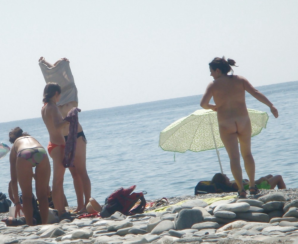 Plage Décapage Se Nue à La Plage De Déshabillage Plage #18201933