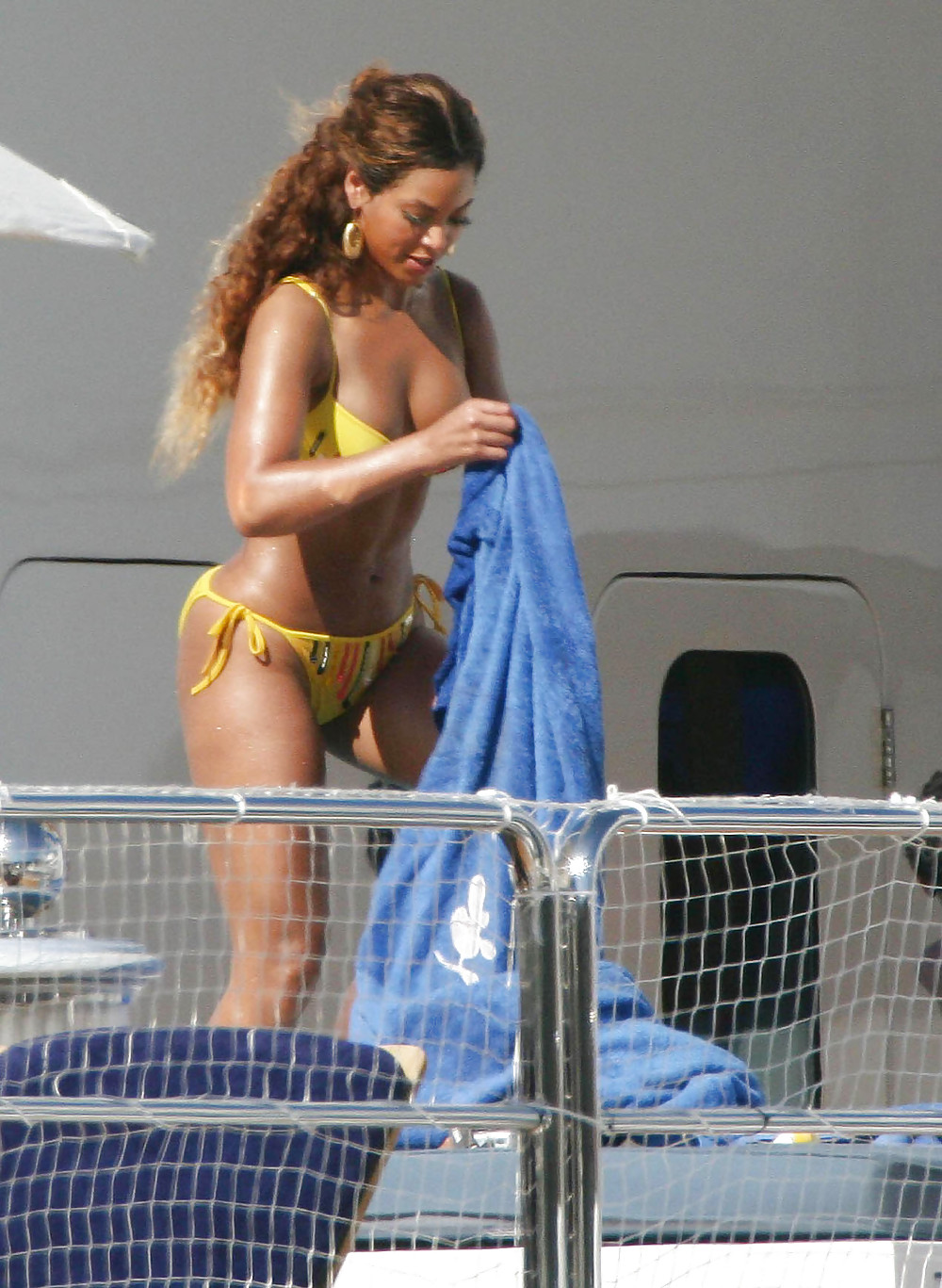 Beyonce cette grosse pute i want her boobs and her ass #19844328