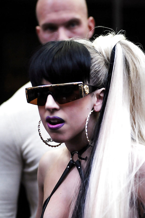 Lady Gaga che lascia il suo hotel a Toronto
 #3043212