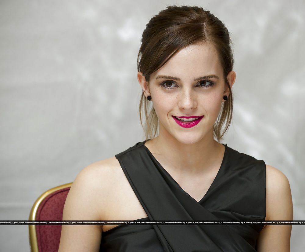 Emma Watson Heavy red lipstick  #11378802