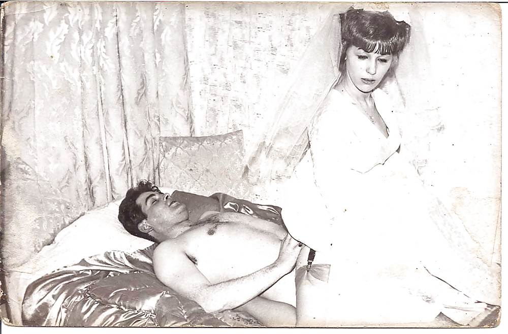 1960er Jahrgang Twosome Braut Im Hochzeitskleid Und Strümpfe #4918109