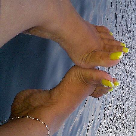 Latina y brasileña con uñas largas y uñas de los pies
 #16389657