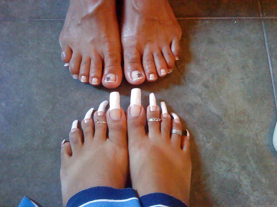 Latina y brasileña con uñas largas y uñas de los pies
 #16389679