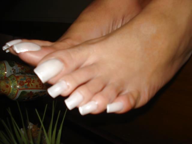 Latina y brasileña con uñas largas y uñas de los pies
 #16389707