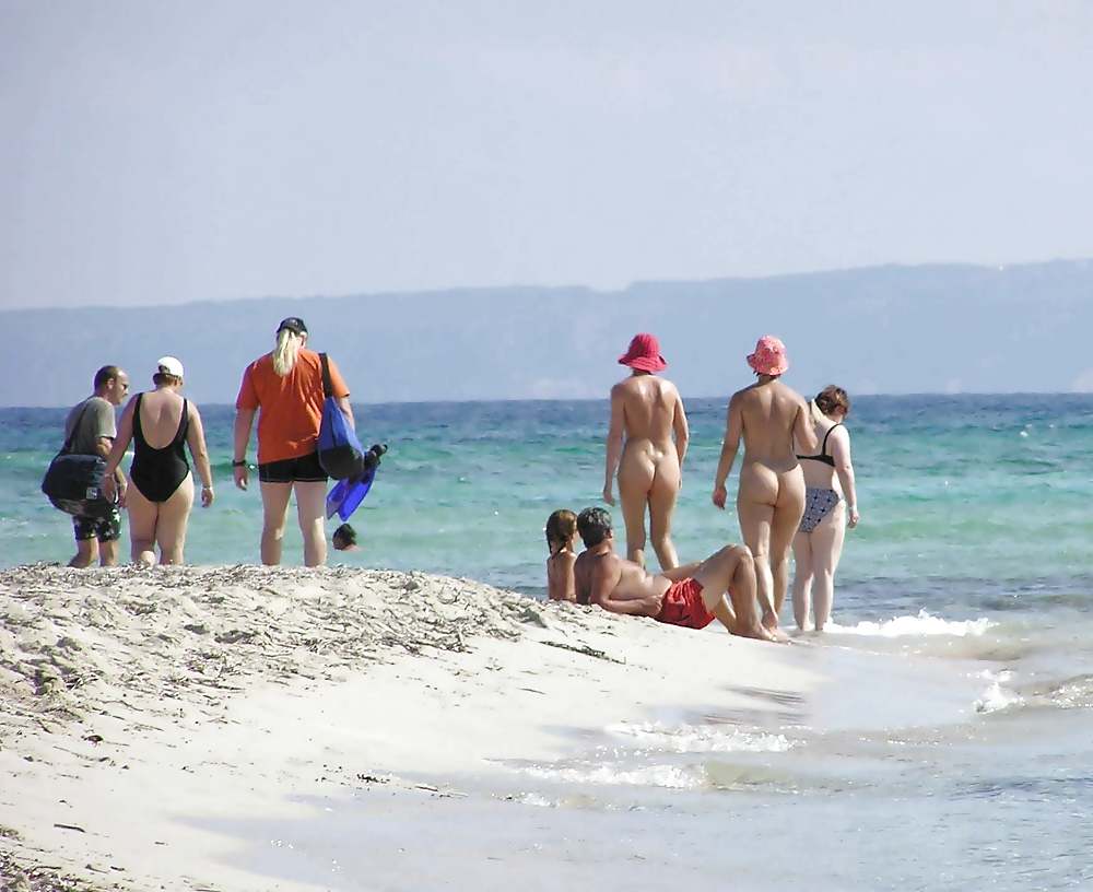 Diversión en la playa desnuda
 #2926862