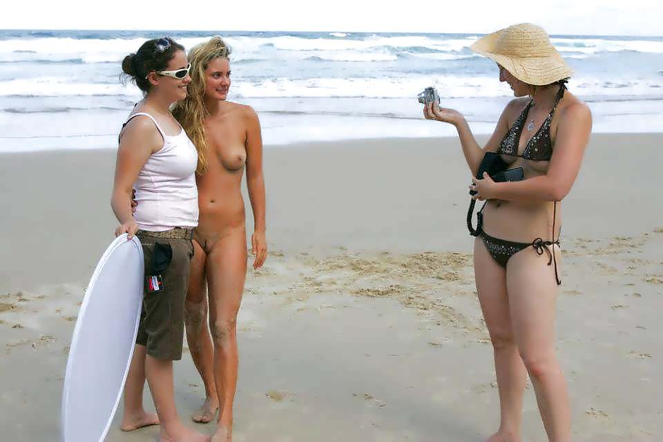 Diversión en la playa desnuda
 #2926925