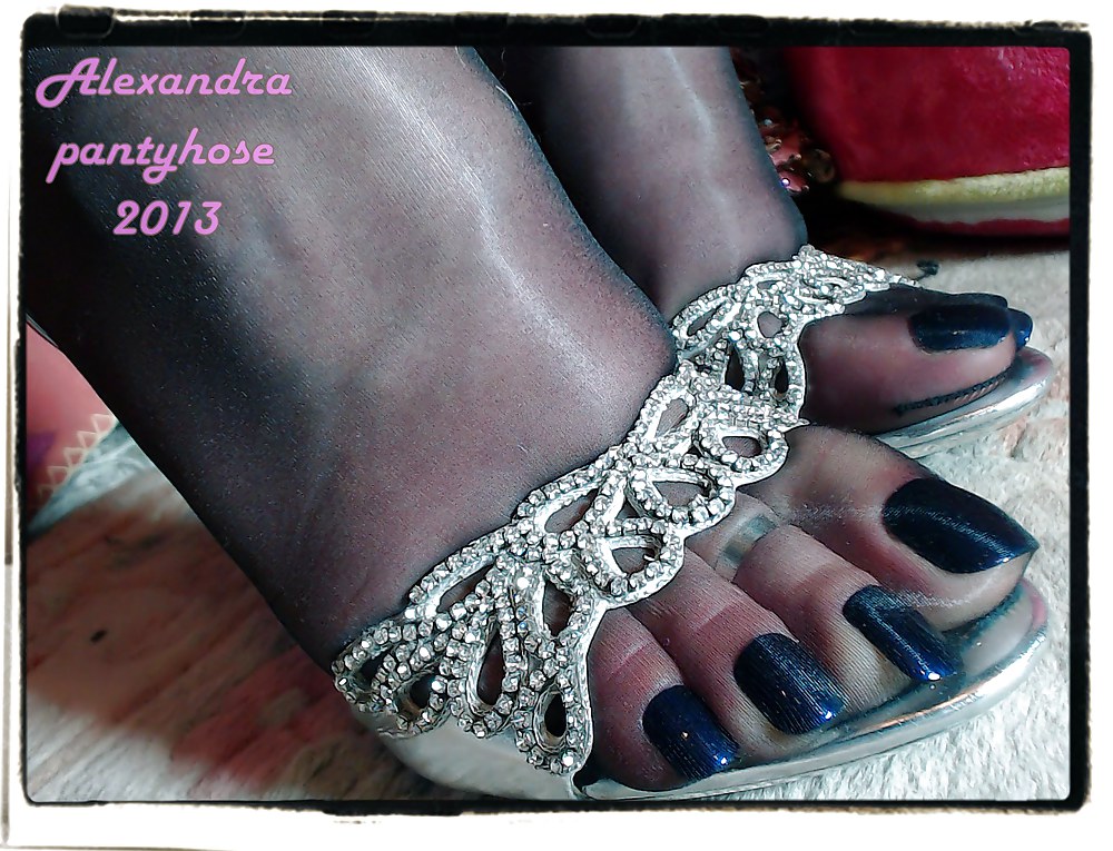 Mis piernas y pies nuevas sandalias color plata y pantimedias 06
 #21960158