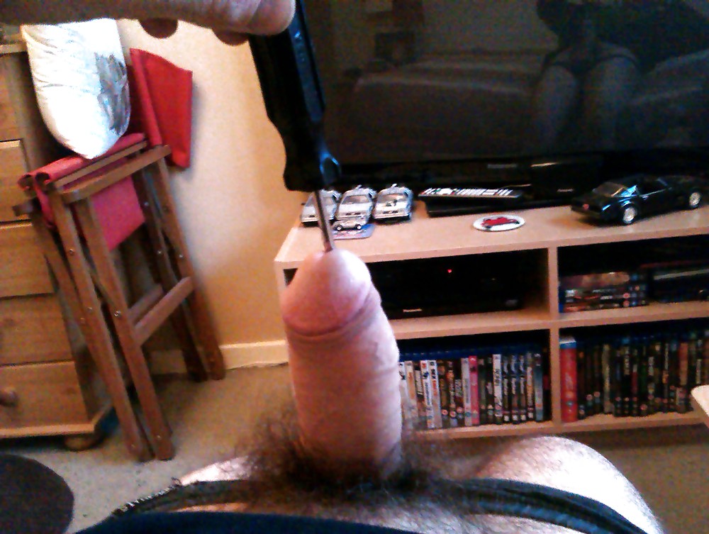 Destornillador en la polla
 #15776030