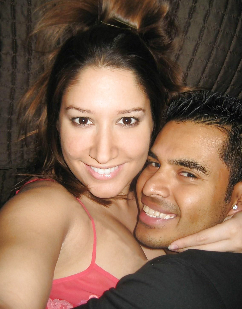 Chica india divirtiéndose con su novio
 #12030232
