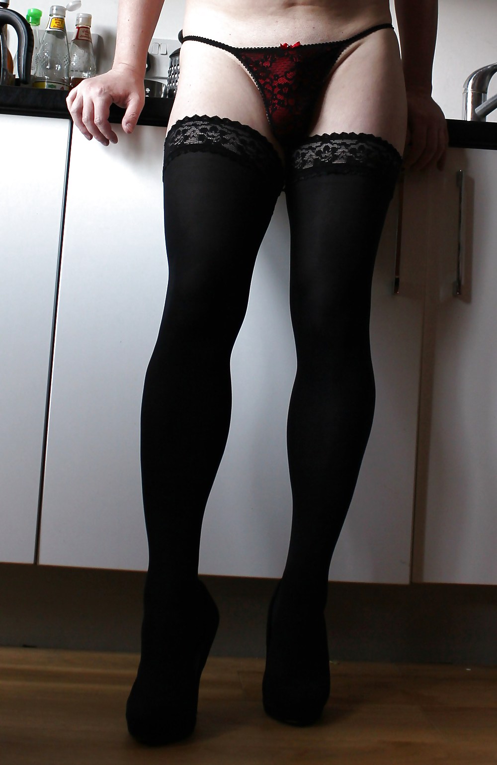 Emma Lee In Der Küche Tragen Schwarze Strümpfe Und String #19068420