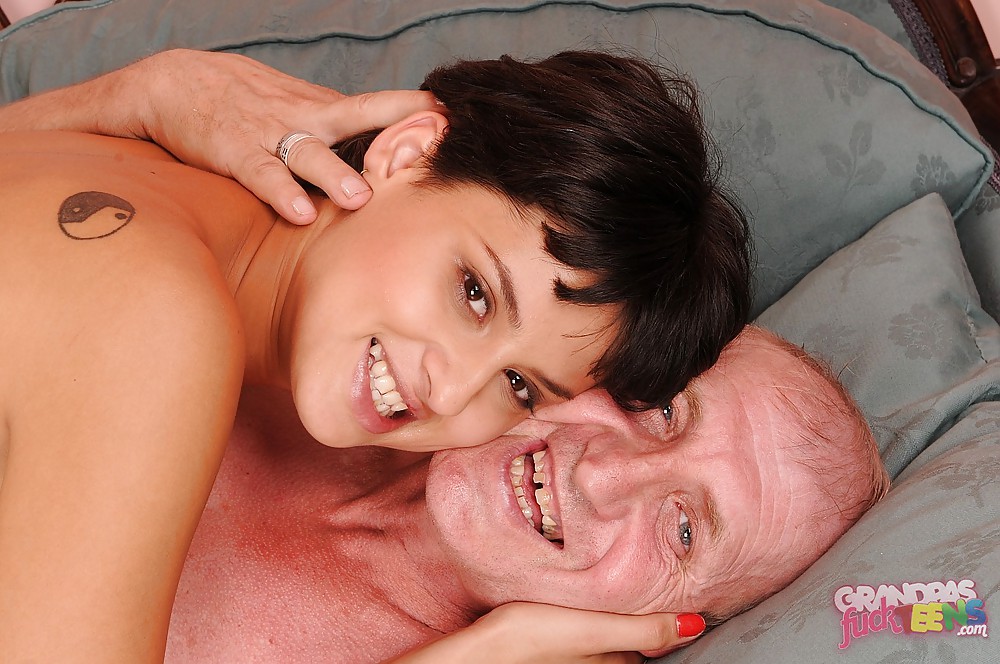 おじいちゃんとのホットなセックスを楽しむキュートなココ・デ・マル 
 #22819849