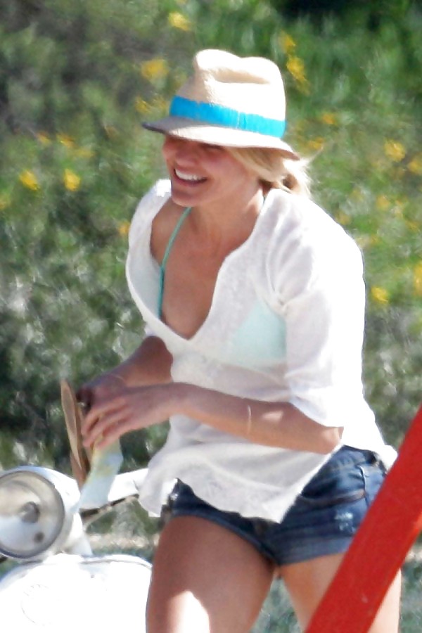 Celebridad upskirt db nip slips ect...........
 #7102176