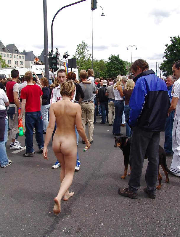 La belleza de la desnudez pública amateur
 #18104716