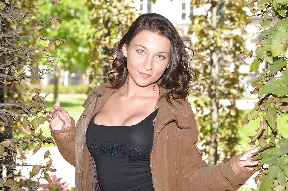 Zorra en botas de tacón alto y microfalda y upskirt
 #12960568