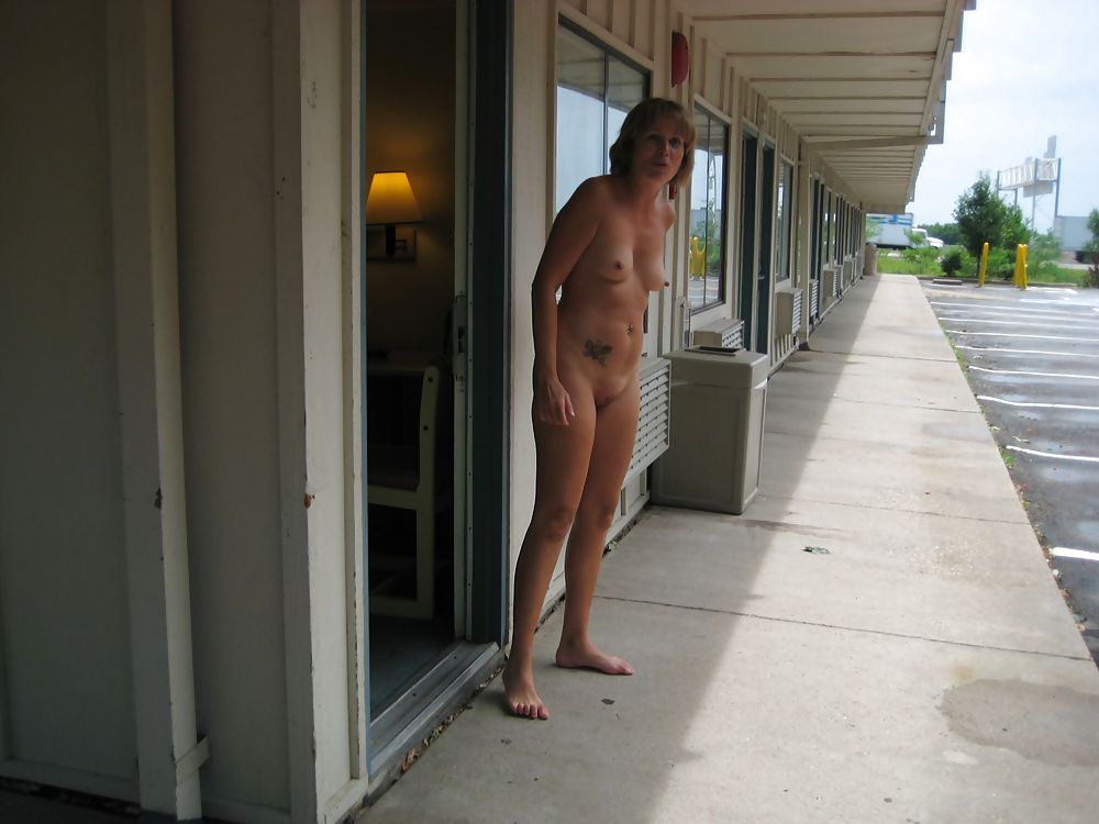 Madura amateur mostrando al aire libre desnuda
 #20652856