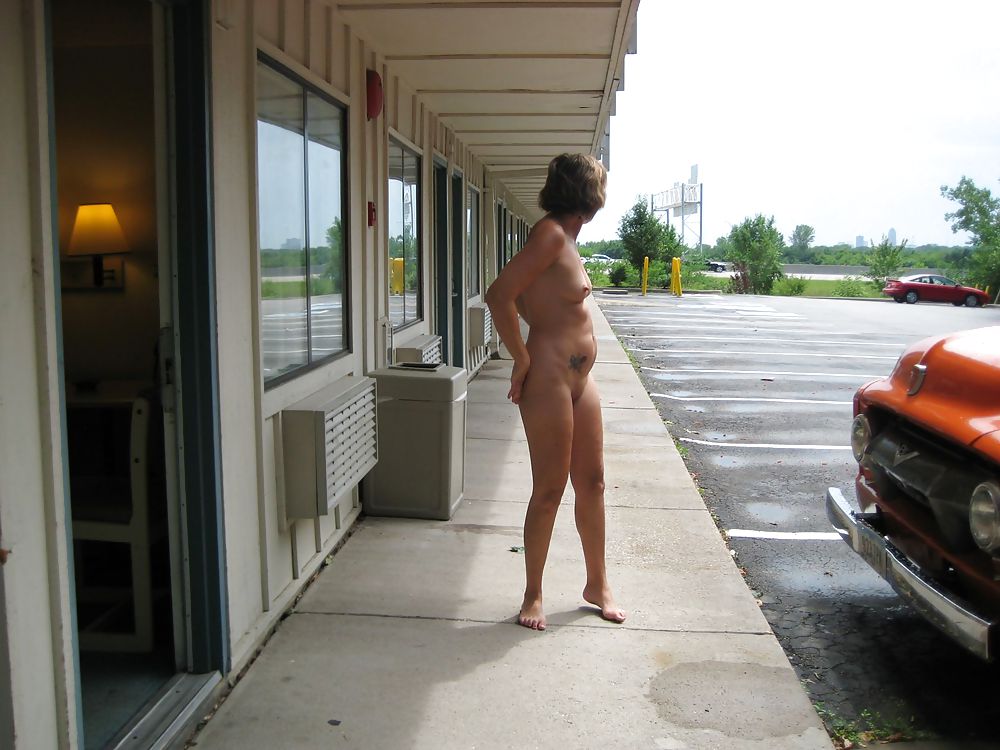 Madura amateur mostrando al aire libre desnuda
 #20652870