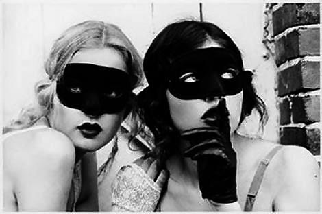 Donne mascherate.
 #7580190