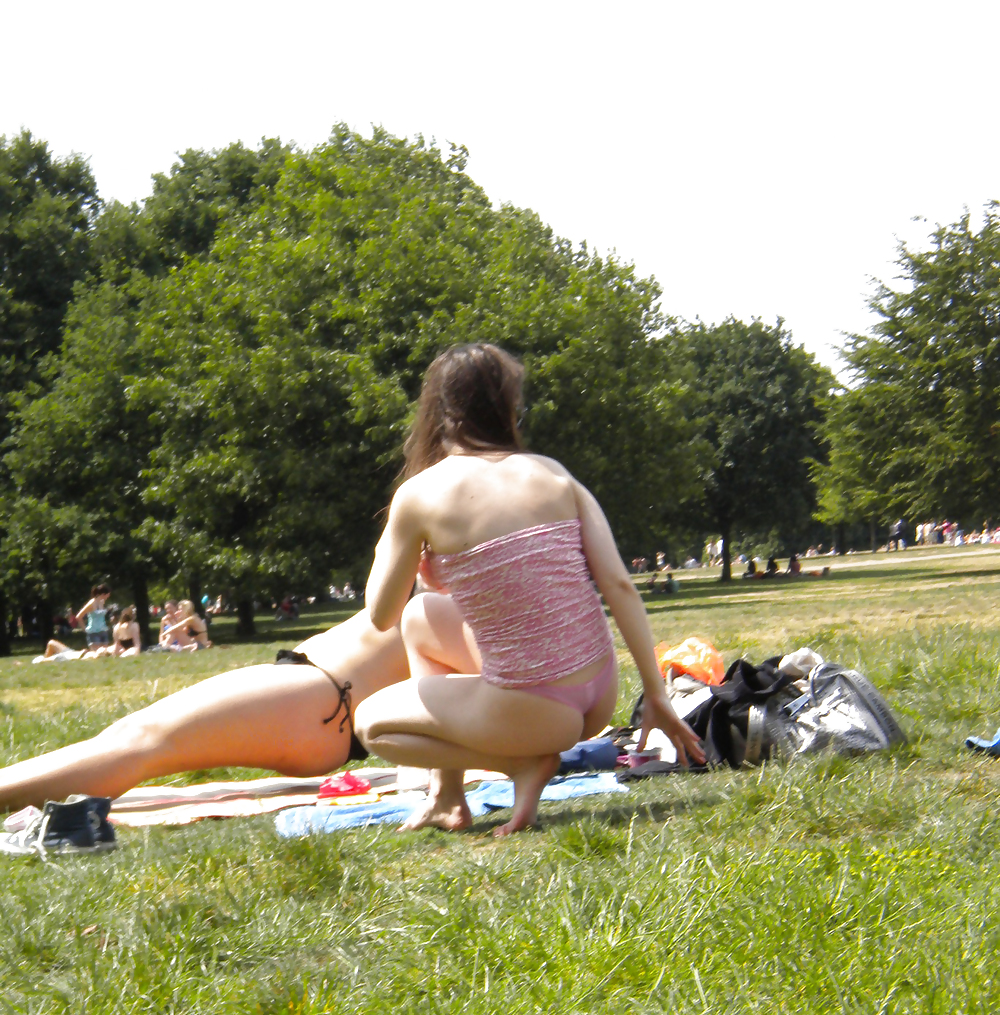 Dos putitas en el parque
 #16667185