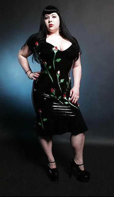 Voluptuous Burlesque, Pin-up and Retro Women 2