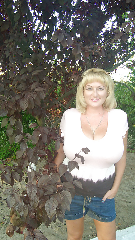 Vollbusige MILF Gigi (nicht Nackt) #20973425