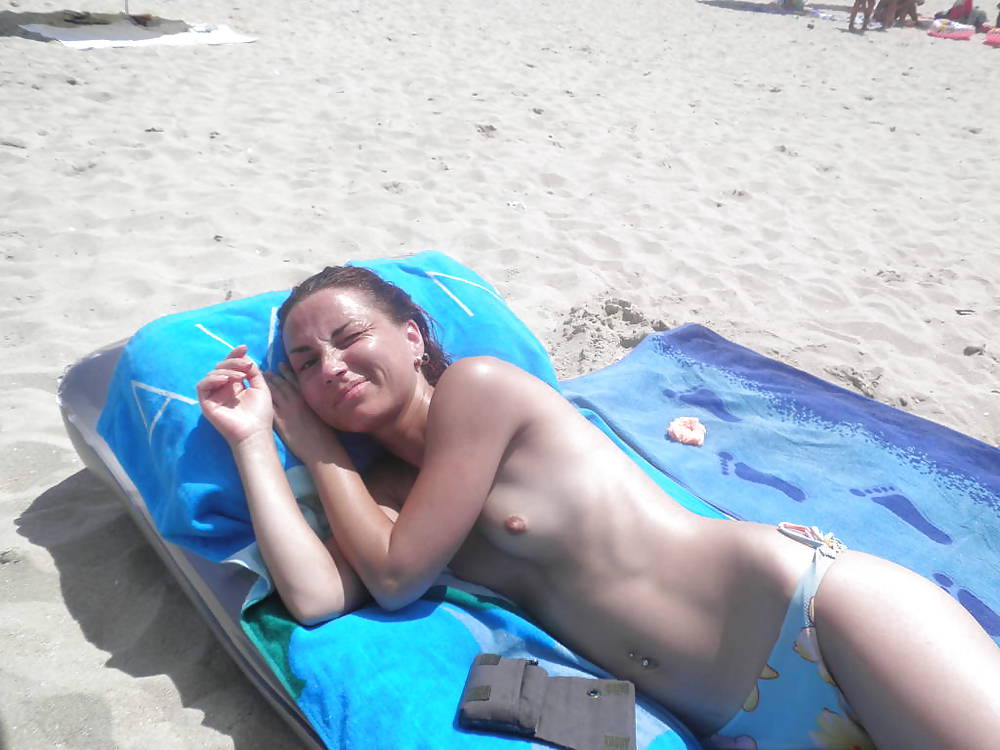 Búlgara chica de la playa del mar negro
 #7361702