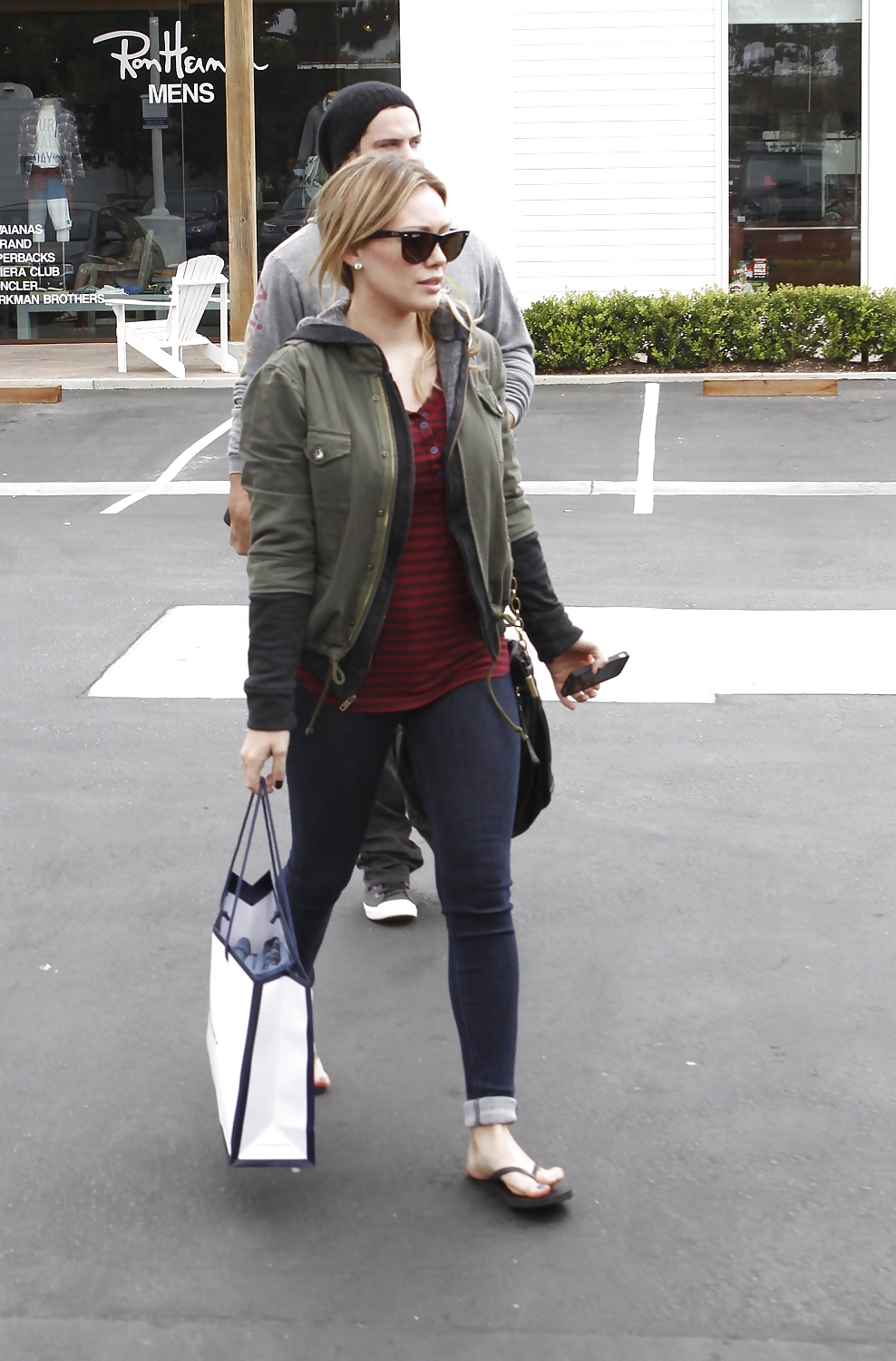 Hilary duff - en jeans mientras sale en los angeles
 #5209544