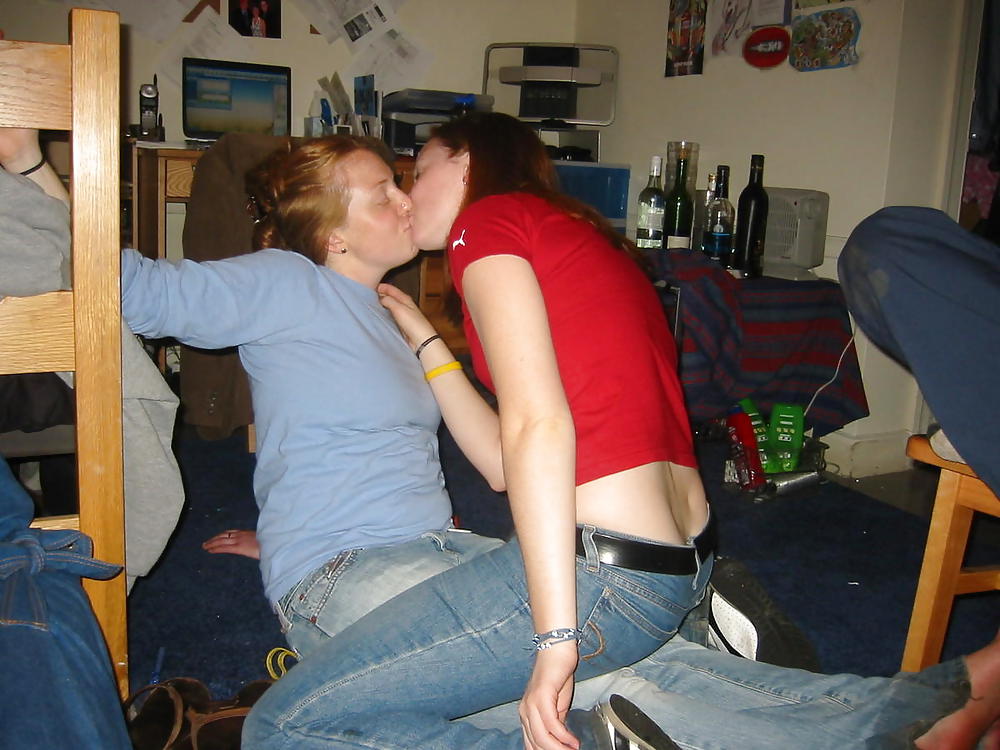 Collezione di ragazze amatoriali che si baciano a caldo!
 #4972880