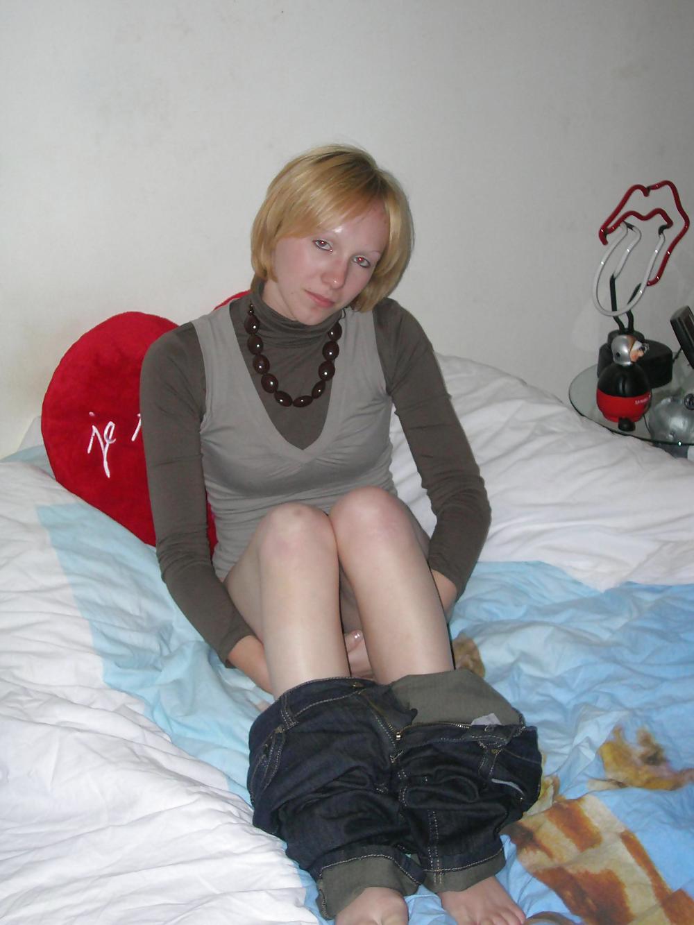 Joven estudiante en la cama - n. c.
 #12381470