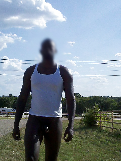 裸の黒人男性が屋外で6
 #20269052