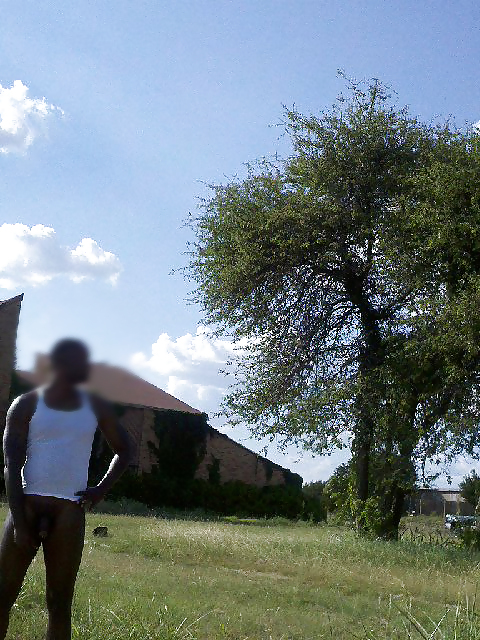 Hombre negro desnudo al aire libre 6
 #20269069