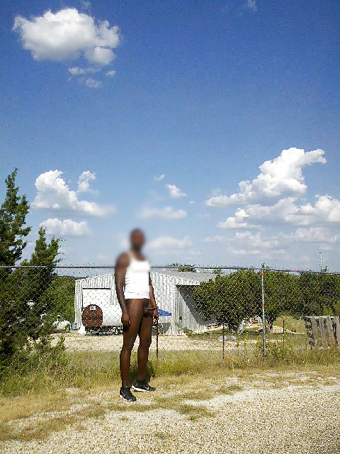 Hombre negro desnudo al aire libre 6
 #20269095
