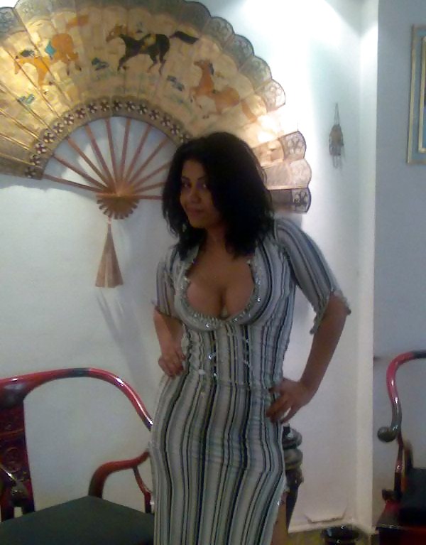 Egyptian woman showing big boobs and cleavage #10863541