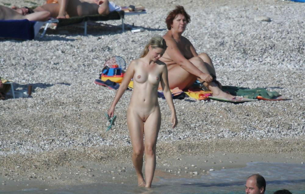 Teenager nudi sulla spiaggia
 #1038899