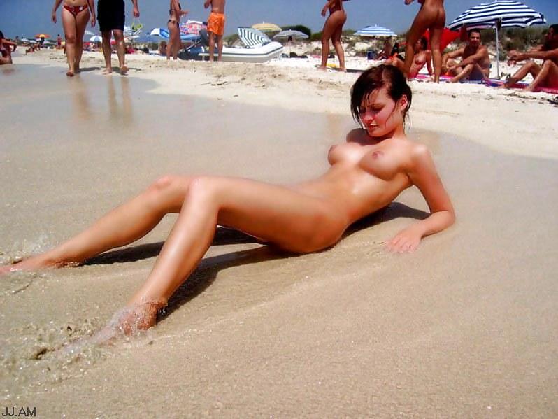Chicas nudistas en la playa
 #2291217