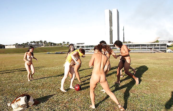 Unruhen In Brasilien - Nackte Mädchen #20008452