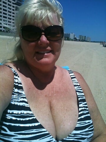 Non nuda granny grandi tette in spiaggia
 #4633459