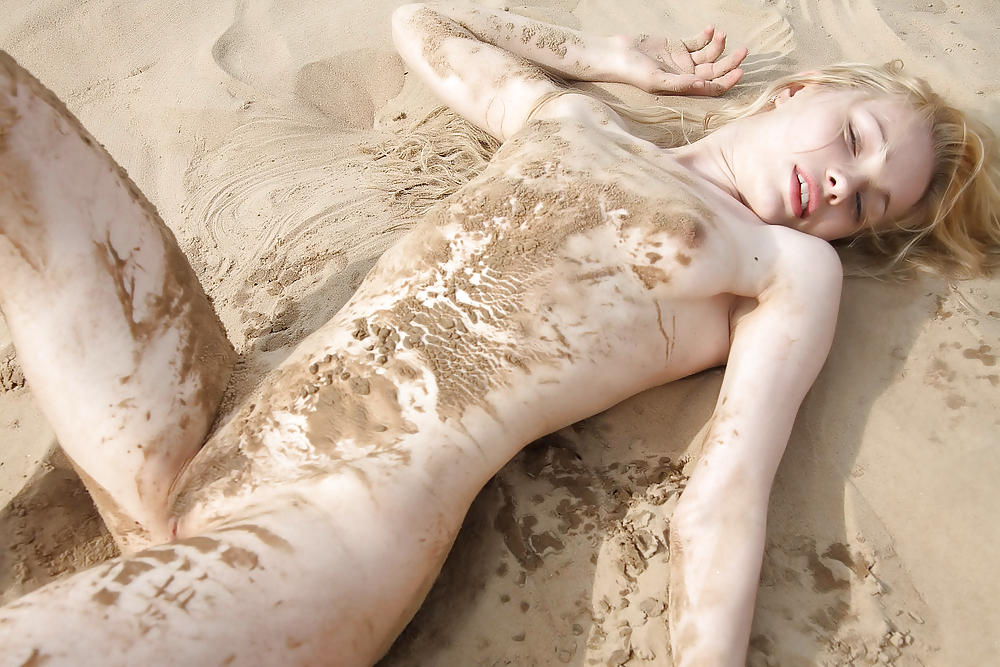 Diosa de la playa desnuda
 #15977498