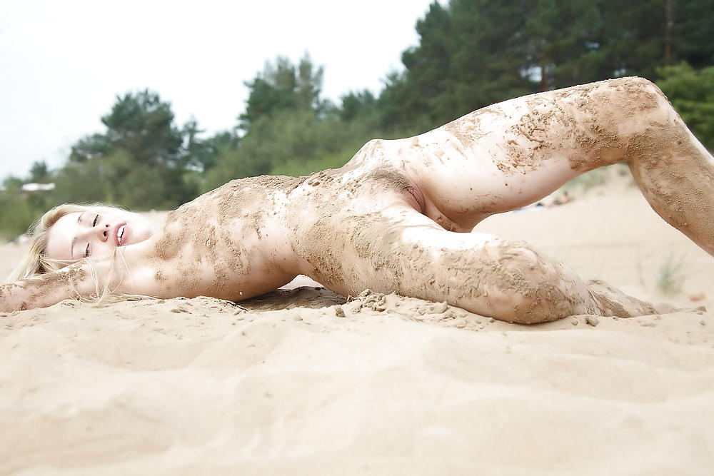 Diosa de la playa desnuda
 #15977516